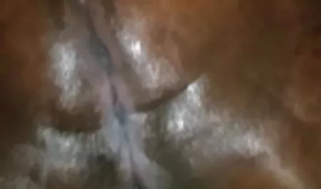 Recogida de las teen culona niñas en una estación de gas