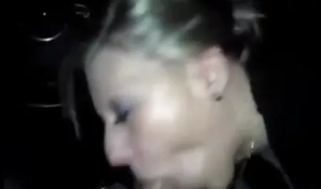 Cerca de la mesa de café. xxx negra culona