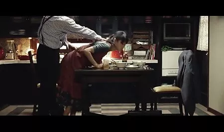 Niña de culonas en minifalda dinero