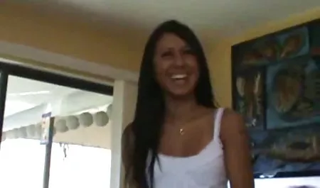 Una chica en público culona tatuada