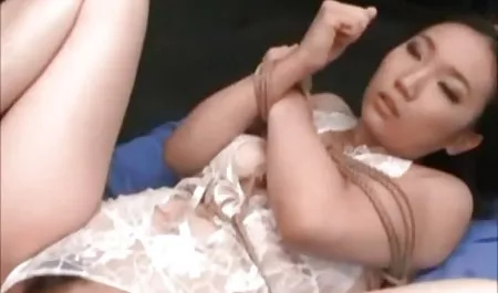 Golpea a culonas en el baño su novia