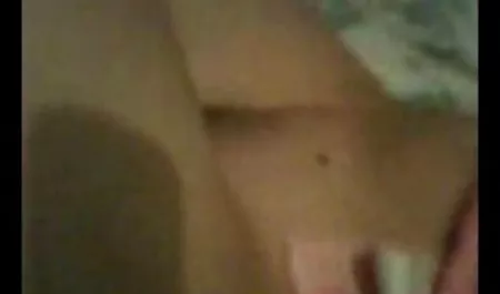 En la cama de matrimonio mujeres hermosas culonas